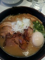 「煮干豚骨+特製」@麺 GLITTERの写真