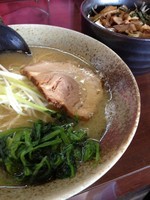 「鶏とんこつﾗｰﾒﾝ￥６８０＋ﾈｷﾞﾁｬｰ丼(ﾗﾝﾁ)￥100」@横浜家系ラーメン たくみ家の写真