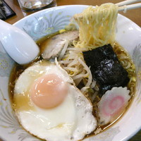 「ラーメン 450円 + トッピング目玉焼 100円」@浅草 福ちゃんの写真