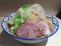 「らーめん(６８０円）+大盛（50円）ヤサイ・アブラ」@らーめん 陸 尾山台店の写真