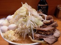 「小ラーメン豚入り ￥850 うずら卵 ￥100 ニンニク」@ラーメン二郎 八王子野猿街道店2の写真