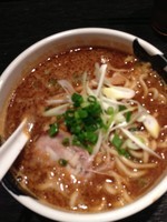 「醤油ラーメン　大盛９００円」@あら焚き豚骨 あらとん 新宿御苑店の写真