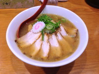 「煮干中華そば（大盛）+半豚増し」@月と鼈の写真