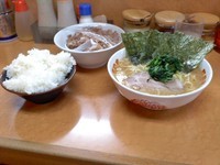 「ラーメン、ライス」@横浜ラーメン 町田家 新百合ヶ丘店の写真