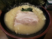 「ラーメン（650円）＋海苔（50円）＋ライス（0円）」@濃厚豚骨ラーメン 濱虎家の写真