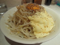 「チーズまぜそば　しょうゆダレ　ヤサイトッピング」@麺処 MAZERU 代々木店の写真