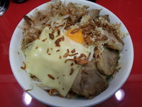 「汁なし（中）+小豚+スライスチーズ　１０００円」@びんびん豚の写真