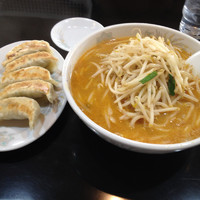 「みそラーメン300円、餃子150円」@らー麺 ばんらい 杉戸店の写真