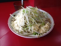 「ラーメン + 粉チーズ」@ラーメン二郎 湘南藤沢店の写真