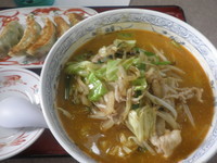 「肉ピリらーめん・ぎょうざセット（１０２９円）」@らーめんの一番亭 三島塚原店の写真