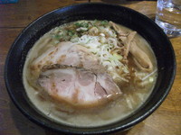 「濃厚魚介豚骨エビ風味」@はりけんラーメンの写真