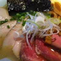 「芳醇鶏だしらーめん(塩)+大盛り+ミックスチャーシュー。」@Ramen にじゅうぶんのいちの写真