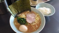 「半熟味玉ラーメン(中)800円+サービスライス」@横浜ラーメン 武蔵家 東名川崎店の写真