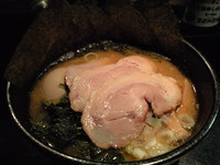 「豚骨醤油ラーメン並（650円）」@BOMBA家 湘南台本店の写真