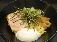 「油そば（並盛）550円＋温玉100円」@油そば専門店 油助の写真