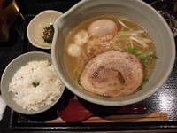 「白醤油ラーメン【800円】味玉【100円】半鯛飯【150円】」@麺処 銀笹の写真