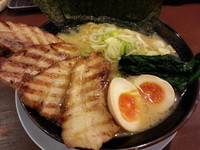 「中村家濃厚ごちそうラーメン　９２４円」@横濱家系とんこつらーめん 中村家の写真