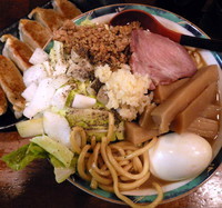 「クレゐジーブラック 900円 + メンマ + 餃子」@らぁめん 葉月の写真