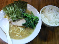 「豚骨醤油ラーメン（並盛１６０ｇ）＋半ライス」@中華そば 伝堂の写真
