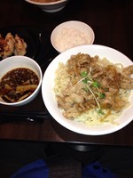 「肉盛りつけ麺（中）＆ランチ餃子セット」@魁 肉盛りつけ麺 六代目けいすけの写真