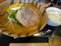 「味噌バターコーンらーめん+麺大盛り、半ライス800円」@伝丸 野田店の写真