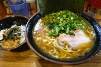 「ラーメン中盛り+小ネギ+味玉めし」@横横家の写真