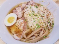 「鶏そば（醤油）￥680・ピリ辛ねぎ￥100・鰤チャー￥100」@めんや 正明の写真