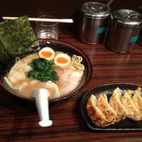 「ワンタンラーメン680円＋味玉＋餃子（期間限定90円）」@せい家 阿佐ヶ谷店の写真