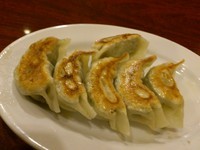 「焼き餃子（6個）\300」@徳勝樓 三ノ輪店の写真
