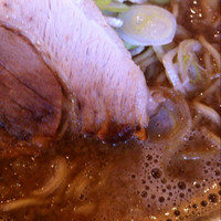 「京介ラーメン+大盛り+卵かけご飯」@つけめん屋 赤羽京介の写真