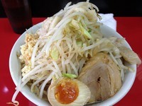 「ラーメン中７００円（麺量３００ｇ）ヤサイ・ニンニクW・アブラ」@びんびん豚の写真