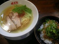 「しおラーメン+鶏そぼろ丼」@希望軒 新宿三丁目店の写真