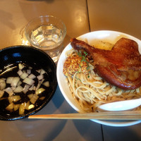 「シャラン産鴨モモ肉のコンフィとあっさり鴨赤ワインスープのつけ麺¥」@つけ麺 五ノ神製作所の写真