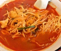 「まるみラーメン(辛口)＋半チャーハン(650円＋300円)」@食道園 まるみの写真