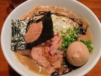 「黒真空そば 730円＋大盛100円＋味玉100円」@喜元門 水戸笠原店の写真