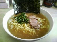 「ラーメン中盛り(麺硬め味濃いめ油多め)750円」@横浜ラーメン 町田家 町田本店の写真