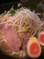 「ら～めん（中盛）＋野菜＋半熟煮玉子900円」@らーめん 蓮の写真