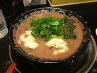 「とんこつラーメン + 替玉」@無鉄砲 東京中野店の写真