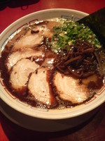 「九州らーめん黒（醤油）＋チャーシュー」@つけ麺 中華そば 節 用賀店の写真