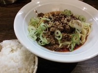 「【12月の限定】汁なし坦々麺（並）700円ひとくちライス付き」@伝家 志木店の写真