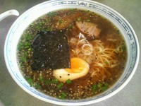 「しょうゆラーメン大盛り750円」@麺や品の写真