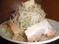 「ラーメン+ニンニク野菜増し　「700円+無料」」@メガガンジャの写真