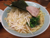 「らーめん+もやし」@横浜ラーメン 武蔵家 成増店の写真