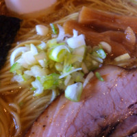 「鶏醤油ラーメン+大盛り+ご飯(ふりかけ付)。」@七麺鳥の写真