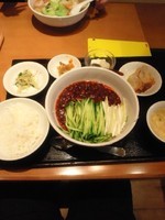 「ジャージャー麺餃子2個セット900円、サービスライス」@中国家庭料理 一味玲玲 品川店の写真