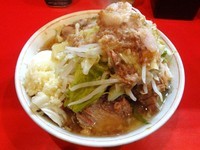 「ブタ入り（750円）＋温玉（100円）ニンニクアブラカラメ」@ラーメン二郎 府中店の写真