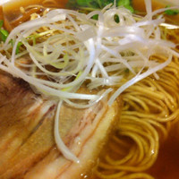 「醤油ラーメン+大盛り+チャーシュー炊き込みご飯」@自家製麺 くらの写真