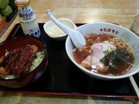 「Bセット(ラーメン+ミニソースカツ丼+牛乳)」@牛乳屋食堂の写真