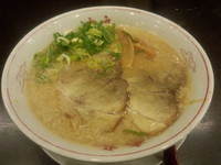 「濃厚とんこつ醤油ラーメン（大盛）+チャーハンセット」@ラーメン本丸 小牧店の写真