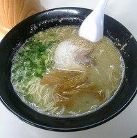 「博多ラーメン＋替え玉」@長崎ちゃんぽん丸福の写真